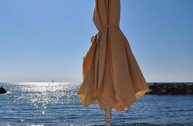Appartamento Torre Caleo L: A charming apartment located right on the beach, with Free WI-FI.