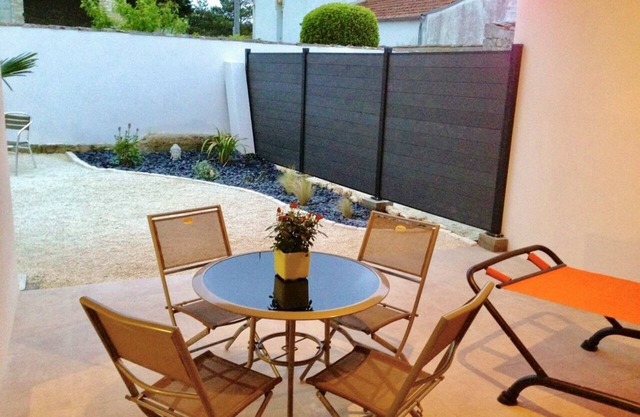 Appartement Lumineux Avec Cour Ensoleillée, un Havre de Paix Décoré Avec Soin !