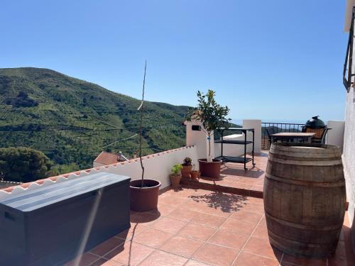 Appartement met airco en dakterras met zicht op zee en bergen