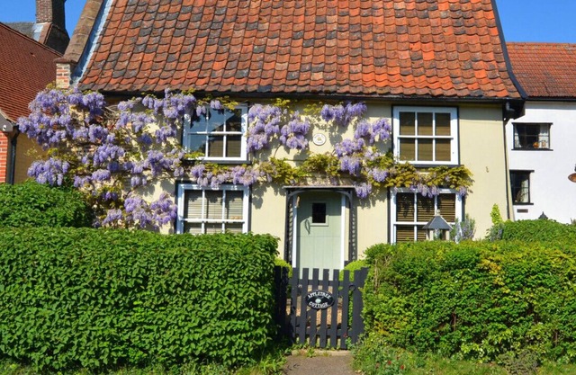 Apple Tree Cottage - Two Bedroom House, Sleeps 4