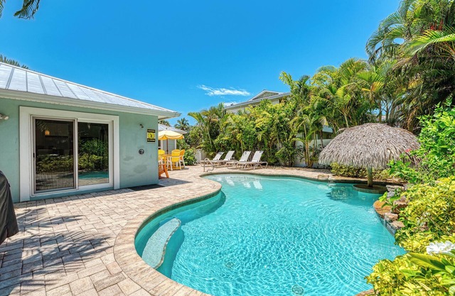 Appletini- Dog Friendly Private Pool Home IN Heart of Anna Maria By Island Real