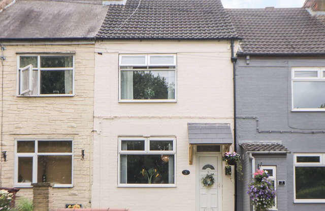 APPLETREE COTTAGE, pet friendly, character holiday cottage in Clowne