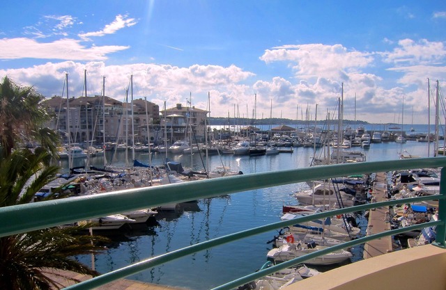 Appt Very beautiful SEA VIEW and marina, with SWIMMING POOL/Parking, 2min walk from BEACH
