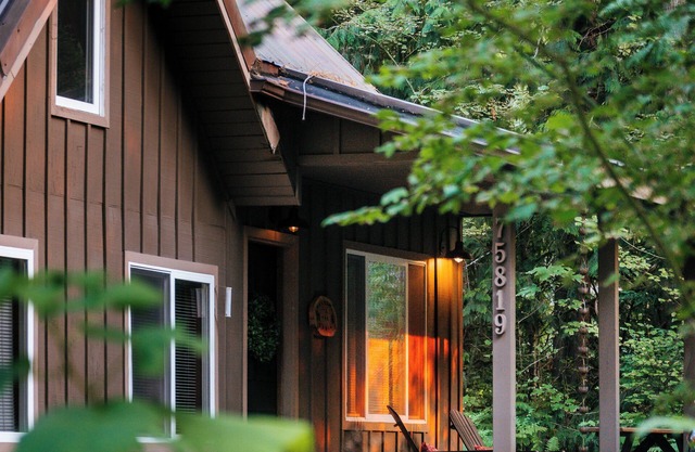 Aprés Chalet- charming home with hot tub near hikes at heart of Cascades