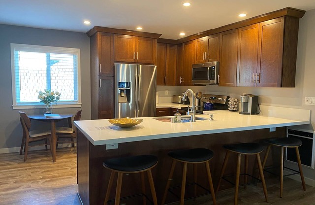 Apt 14: beautiful unit steps to the beach