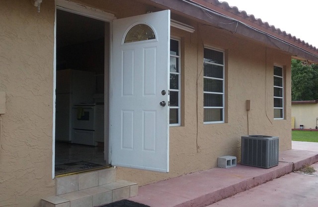 Apt 2 Q Beds 1 twin, Kitchen ,After 2 guests 15 dollars per person x night