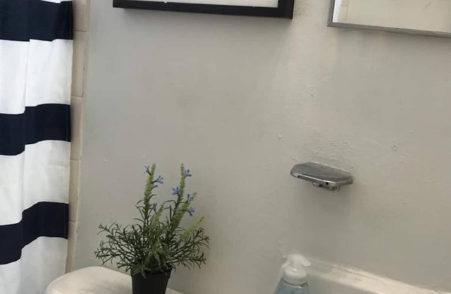 "Apt 202: Near Cruise Port, 5 Min to Downtown, 4 Min to Trains & 14Min to Airp"