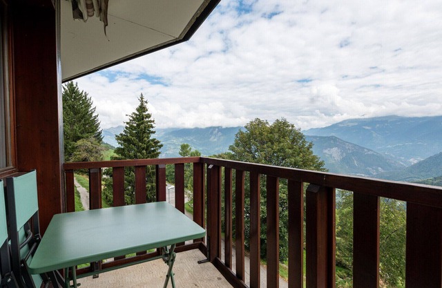 Apt 4/5 ppl with mountain view