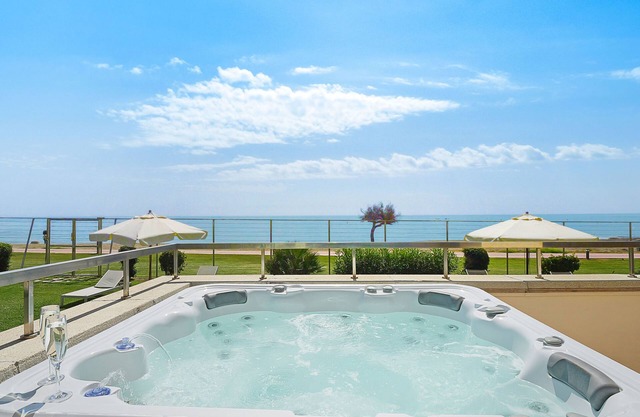 Apt 401 Luxury Serv Aparts-Estepona, 3 Bed, Heated 20m Pool, Jacuzzi - an Oasis