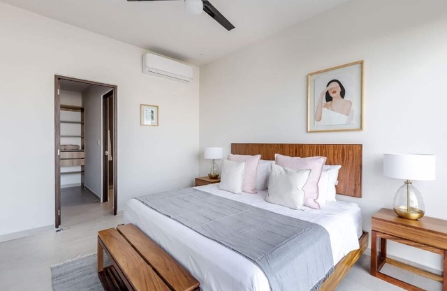 Apt 402 with stunning Lagoon view w/pool and gym