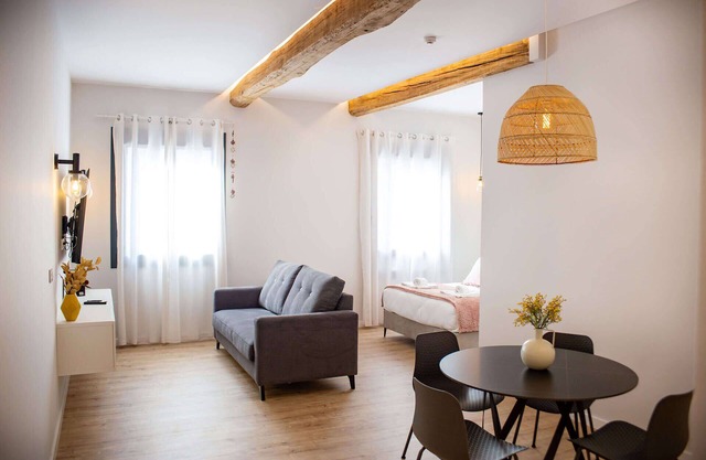 Apt "A Esmorga" (Floor 1, Door 12)