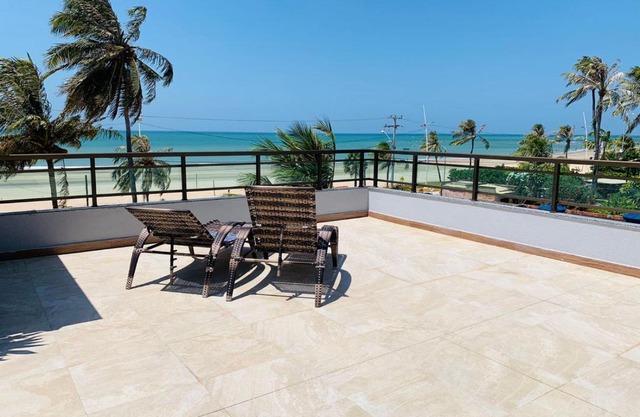 Apt charmoso em Flecheiras com piscina e hidro a poucos passos do mar