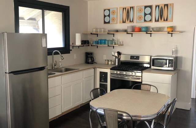 Apt. located near Forest Park, Zoo, Washington & Fontbonne University