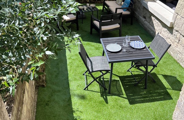Apt with private outdoor area, 500m from the château. bike parking, self-guided arrival.