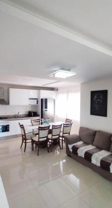 Apto 350 metros do mar com 2 garagens e ar condicionado