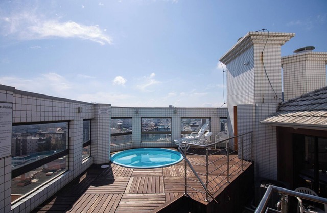 Apto c churrasq, piscina e wi-fi a 200m da praia