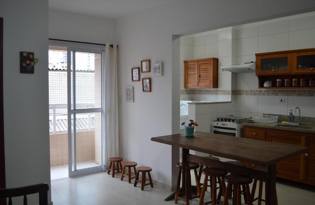 Apto Canto do Forte, iluminado e arejado.