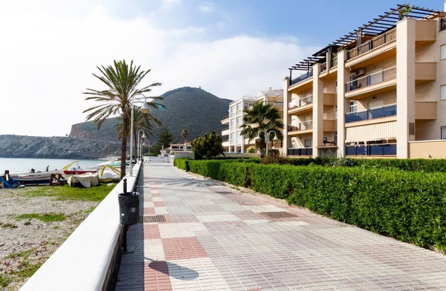 Apto Castell Beach. Apartment with a spacious seaside terrace.