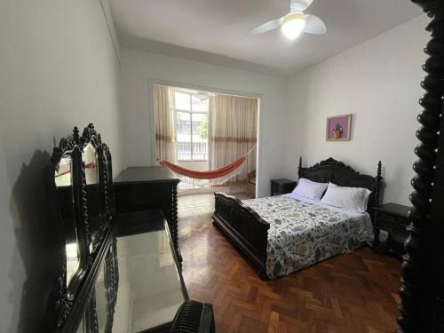 Apto Clássico, 2 quadras da Praia, Copacabana Palace e Metrô - Ar Condicionado - Muito bem Equipado