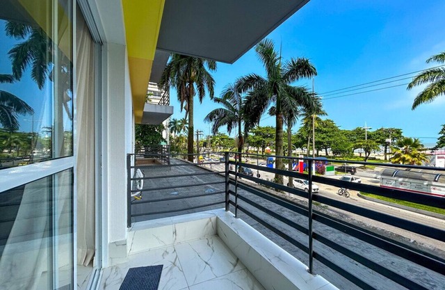 Apto confortável e estiloso com wi-fi a beira mar