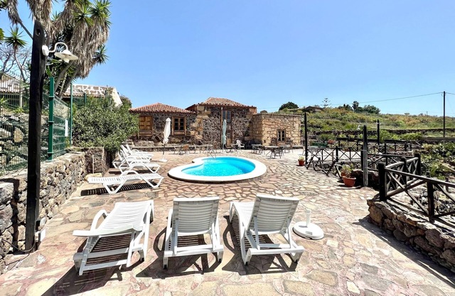 Apto en casa rural, cocina, piscina, BBQ compartid