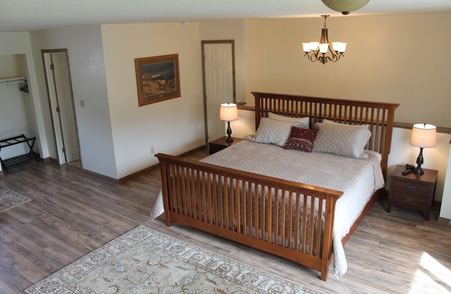 Arch View Studio, at Yellowstone National Park Entrance.