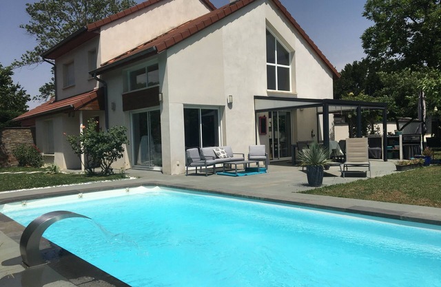 Architect's villa Lyon Collonges au mont d'or: Swimming pool, Nature, Bocuse,