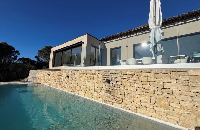 Architect-designed villa Le Panda Blanc. Nature and absolute calm. At the gateway to the Luberon