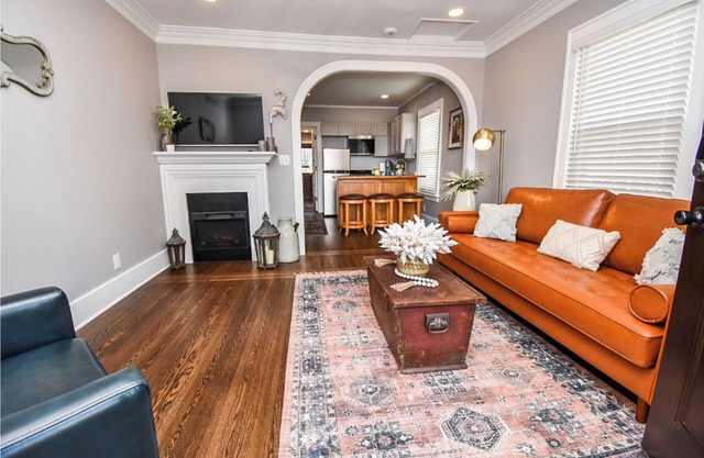 Archway In The Heights- Just Steps Away From It All