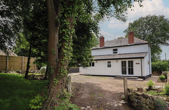 ARGOED, pet friendly, character holiday cottage in Holywell