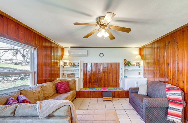 Arkansas Cabin w/Deck < 1 Mi to Norfork Lake