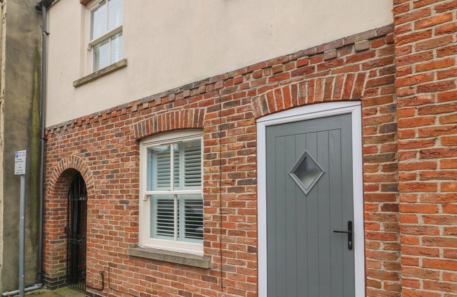 ARMSTRONG COTTAGE, family friendly, with a garden in Beverley