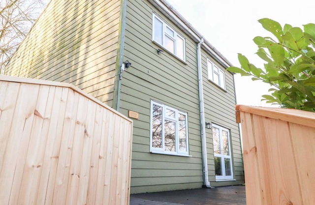 ARNSIDE HOUSE, pet friendly in South Lakeland Leisure Village