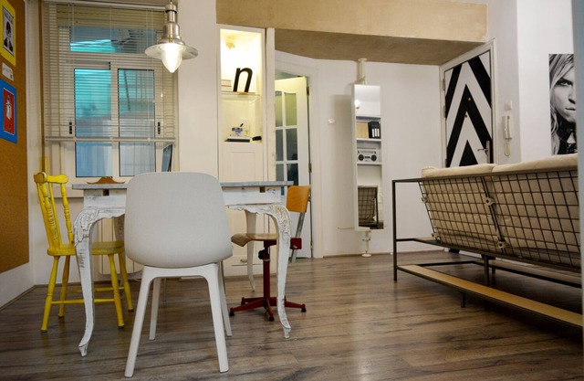 ART EXPERIENCE! WIFI, NETFLIX, DOWNTOWN