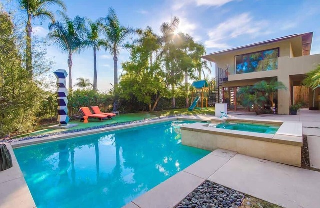 Art-Filled Luxury Escape - Roomy & Refined