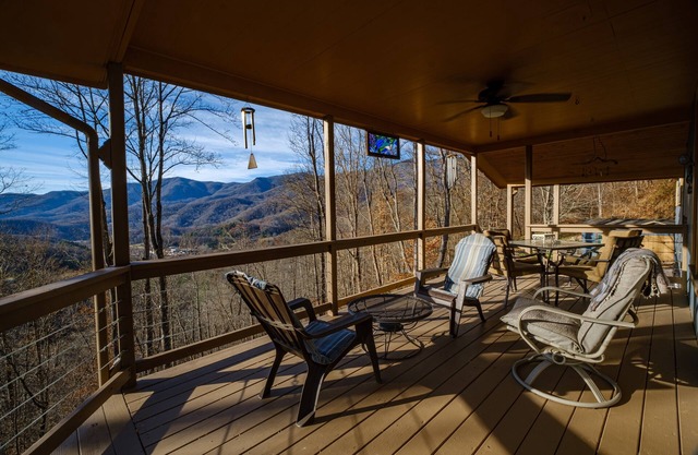 Artist's home with a beautiful mountain view and convenient location.