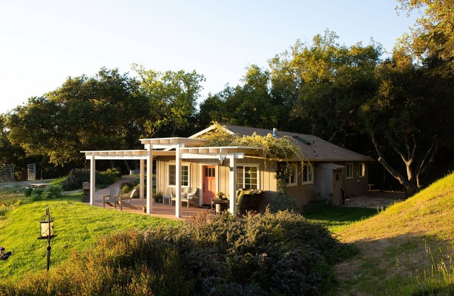 Artist Vineyard Cottage - coastal influence in the heart of Wine Country!
