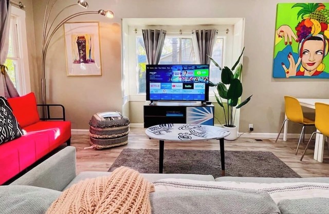 Artists Bungalow ARCADE King Beds near the beat