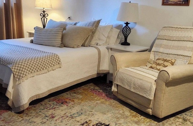 Artist’s Cozy Studio Retreat, A short walk to Mobile Bay and Downtown Fairhope