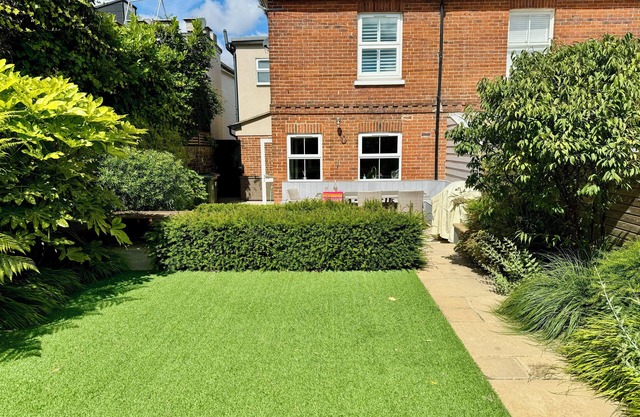 Ashburn lovely holiday home set in village with stunning garden