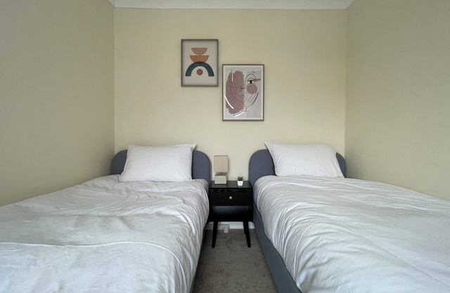 Ashford Central, 4 Bedrooms, 8 Guests, Free Parking