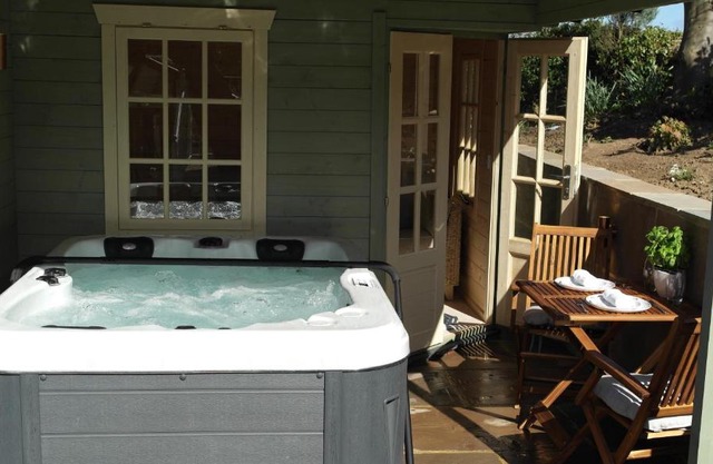 Ashford house 'The Snug' private hot tub