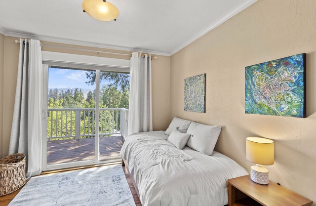 Ashland Mid-Century with a Yard!