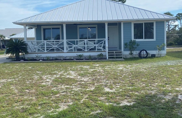 Ask about snowbird specials! Walk to beach & food trucks, grill, sleeps 9!