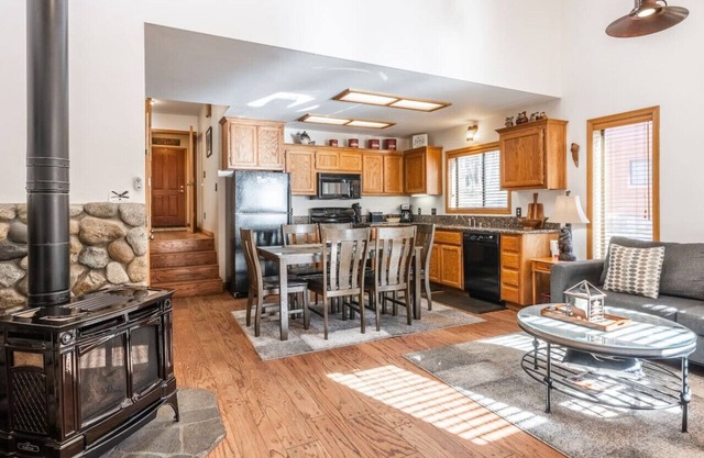 Aspen Meadows 9-June Lake, CA Escape! FAST-WIFI!