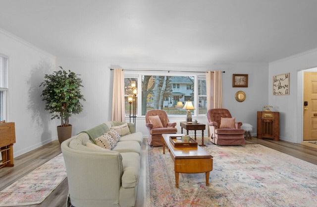 Astor Park style 2 BR - Backyard to Hospitals!