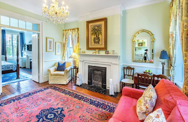 At Chatham Square Perch, you'll wake up every morning to the low, sweeping branches of beautiful Live Oak trees. Located on Chatham Square, you'll be off the beaten path of Savannah's shopping and nightlife centers, providing you with a quiet space t