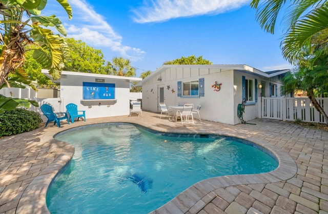 At Ease West: A tropical rental 1/2 block from the beach