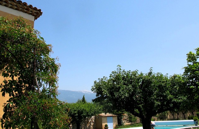 At the foot of the Mont Ventoux, house with garden and pool