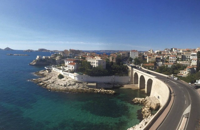 At the water's edge, apartment-terrace Endoume-Malmousque